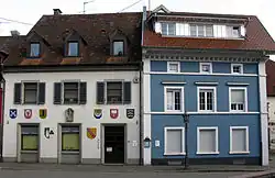 Altes Rathaus mit Heimatmuseum (links), Gasthaus Hirschen-Post (re.)