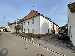 Altes Schloss Schwarzenfeld, 2022. Blick auf die Straßenecke Kirchstraße 29 mit den Gebäuden Kirchstraße 27 links davon sowie Kirchstraße 31, 33, 35 und 37 rechts davon