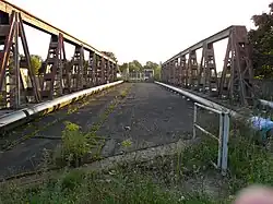 Auf der Altglienicker Brücke finden sich nach der Stilllegung noch Gleisreste, 2010