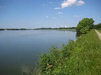 Altheimer Stausee flussabwärts, mit dem Kraftwerk verschwommen im Hintergrund