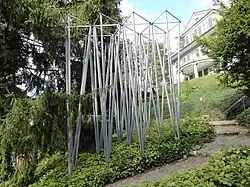 Jürg Altherr: Pavillon (Landeplatz für kleine bis mittelgrosse Engel) (1993) Stahl, verzinkt, 600 cm hoch. Park Villa Meier-Severini, Zollikon