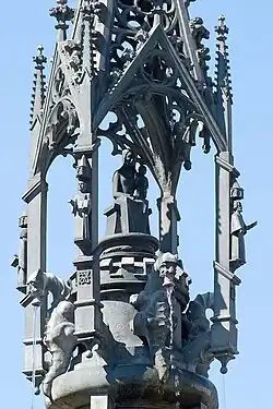 Tabernakel mit Maria und Jesus. An den Stützen die vier Evangelisten, zwischen diesen vier Fabelwesen als Wasserspeier und die Fahne mit dem Braunschweiger Löwen