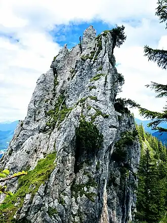 einer der Zahngipfel mit Kletterer