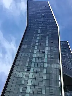 Östliche Glasfassade und Gebäudeknick des Ostturms