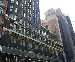 Gebäudesockel mit Annex (rechts)