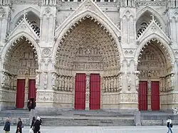 Kathedrale von Amiens, Westfassade 1220–1235, Lappung zu Krabben verfeinert