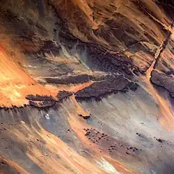 Satellitenbild des Adrar-Massivs, die Lage von Atar und dem Amojjar-Pass sind nach Laden der Datei in der Bildbeschreibung erklärt; Norden ist links