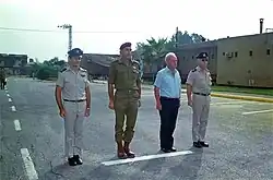 Amos Lapidot (rechts) neben Jitzchak Rabin 1984 auf dem Militärflugplatz Tel Nof