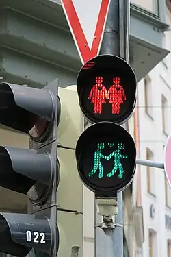 Rotes Ampelfrauen- und grünes Ampelmännchenpärchen im Glockenbachviertel in München