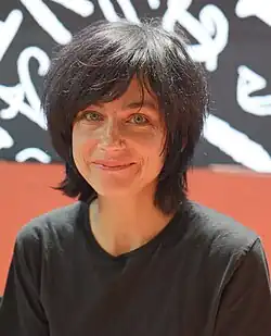 Profilbild einer Frau mit kurzen schwarzen Haaren