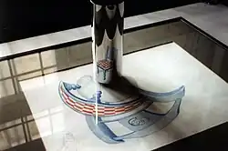 Anamorphose. Zylinderanamorphose. Der Stuhl wird erst im Zylinderspiegel sichtbar.