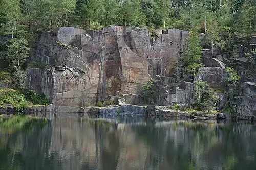 Unter Wasser stehender ehemaliger Granitsteinbruch