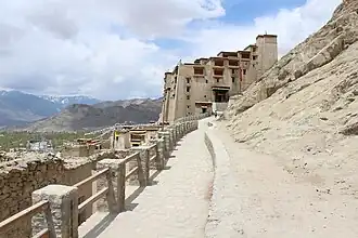 Palast, Seitenansicht von einem Bergpfad