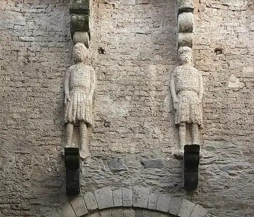 Die so genannten Bäckerjungen aus Tuff am Innentor, darunter die Konsolen des ehe­ma­ligen Überzimmers