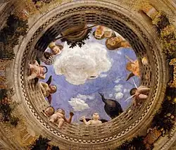 Farbige Deckenmalerei eines gezeichneten Raums, der sich nach oben öffnet. Der Betrachter blickt von unten durch eine runde Brüstung, auf der Putten, Menschen, ein Pfau und die Unterseite eines Blumentopfes zu sehen sind. Der Himmel als zentraler Fluchtpunkt scheint über den Köpfen zu liegen.