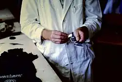 Die Kante der Zackenschablone wird mit Kreide eingerieben