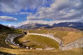 Das Amphitheater in Alba Fucens mit dem Monte Velino (2487 m) im Hintergrund