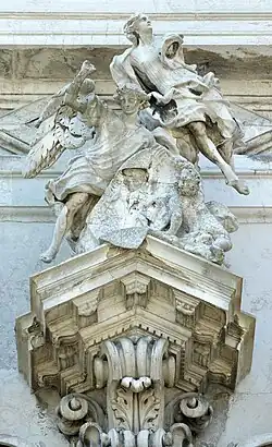 Engel von Torretti an der Fassade der Kirche San Stae in Venedig