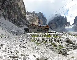 Das Rifugio Alimonta, dahinter die Cima Molveno und rechts davon Cima degli Armi mit der Vedretta degli Sfulmini