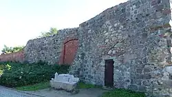 Burgreste mit Torhaus