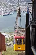 Eine Kabine der Seilbahn Fjellheisen erreicht die Bergstation.