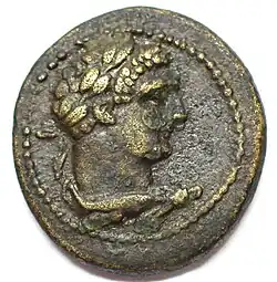 Messingmünze von Ankyra, 198–217 n. Chr., Avers Bildnis des Caracalla, Revers mit Altar, darum Stadtname