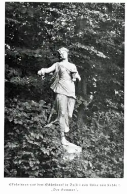 Marmor Skulptur der Bildhauerin von Anna von Kahle: Der Sommer; vor dem Herrenhaus in Bellin. Aufnahme 1929, Lehrer Otto Dahms aus Bellin.