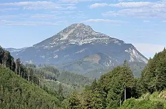 Ötscher, Ansicht von Annaberg (15 km östlich) rechts der markante Ostgrat („Rauer Kamm“)