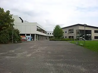 Anne-Frank-Gymnasium Werne – links der Altbau, rechts der Neubau