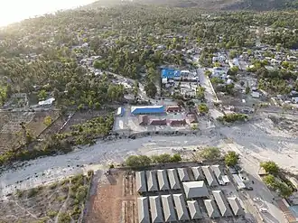 Ansicht der Grenze mit der dominikanischen Stadt Pedernales (vorn) und dem Panorama von Anse-à-Pitres (2021)