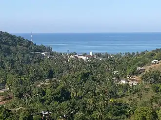 Blick über den Ort auf das Meer