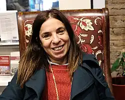 Antonella Lattanzi sitzt lachend in einem Sessel