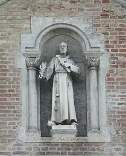 Statue des Fidelis von Sigmaringen in der Nordfassade der Antoniuskirche in München