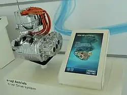 e-up! Antrieb (oben Leistungselektronik, unten vorn Elektromotor, unten hinten Getriebe)