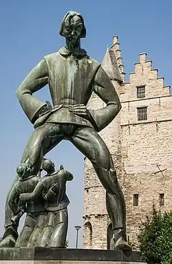 Die Skulptur auf dem Bild stellt Lange Wapper dar, eine legendäre Figur aus der Folklore Antwerpens, Belgien.