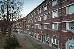 Geschlossene, viergeschossige Bebauung am Friedrich-Ebert-Platz (Lage52.3509899.719987)