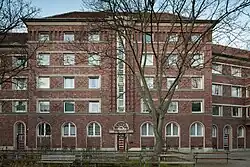 Haus Nr. 12 am Friedrich-Ebert-Platz mit pilasterartiger Verzierung des Treppenhauses (Lage52.3515269.720544)