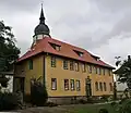 Pfarrhaus, im Hintergrund der Kirchturm