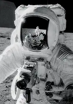 Die US-Astronauten des Apollo-Programms waren mit Mittelformatkameras Hasselblad 500EL ausgerüstet. Diese waren nach NASA-Vorgaben entwickelt und hatten einen über NiCd-Zellen versorgten Motorantrieb.