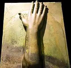 Bronzener, rechter Unterarm, der am Balken eines von zwei Ruderkästen des zweiten Schiffes angebracht gewesen war. Dieser diente neben apotropäischen Aspekten der Stabilisierung des jeweiligen Steuerruders