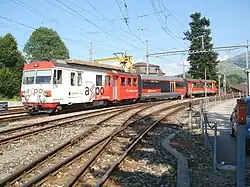 BDeh 4/4 15 mit Werbeanstrich für die Axpo in Appenzell mit dem ABt 121 als Zwischenwagen und Steuerwagen ABt 113