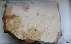 Römischer Ziegel (Tegula) mit den ersten Buchstaben des lateinischen Alphabets (Abecedarium)