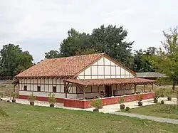 Rekonstruktionsversuch eines Streifenhauses in der Lagervorstadt von Aquincum, 2.–3. Jahrhundert