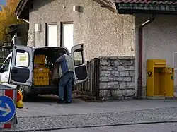 Leerung eines Säulenbriefkastens