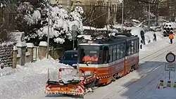 Ein KT4D mit Schnee­pflug räumt am 9. Feb­ruar 2021 in Jena nach hefti­gem Schnee­fall den Gleis­bereich in der Dorn­bur­ger Straße