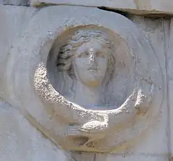 Apollo Landseite, rechter Bogenzwickel