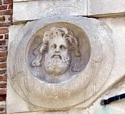 Neptun Stadtseite, linker Bogenzwickel