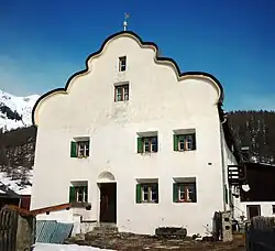Haus Viletta mit mehrfach geschweiftem Sentergiebel