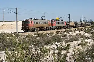 Zwei Lokomotiven der Série 2550 ziehen einen Güterzug