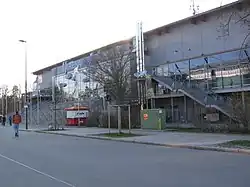 Der Eingang der Arena